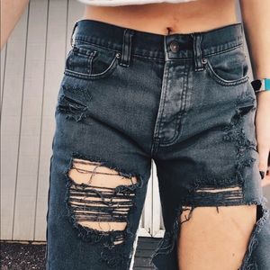 Black distressed jeans 💛